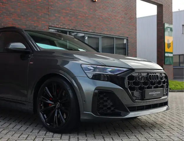 Audi Q8 view 8