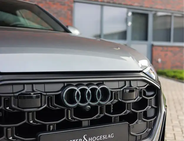 Audi Q8 view 9