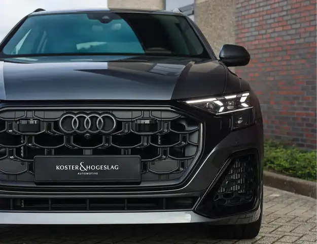 Audi Q8 view 12