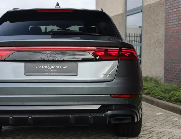 Audi Q8 view 13