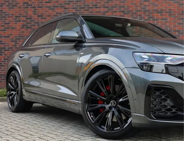 Audi Q8 view 6