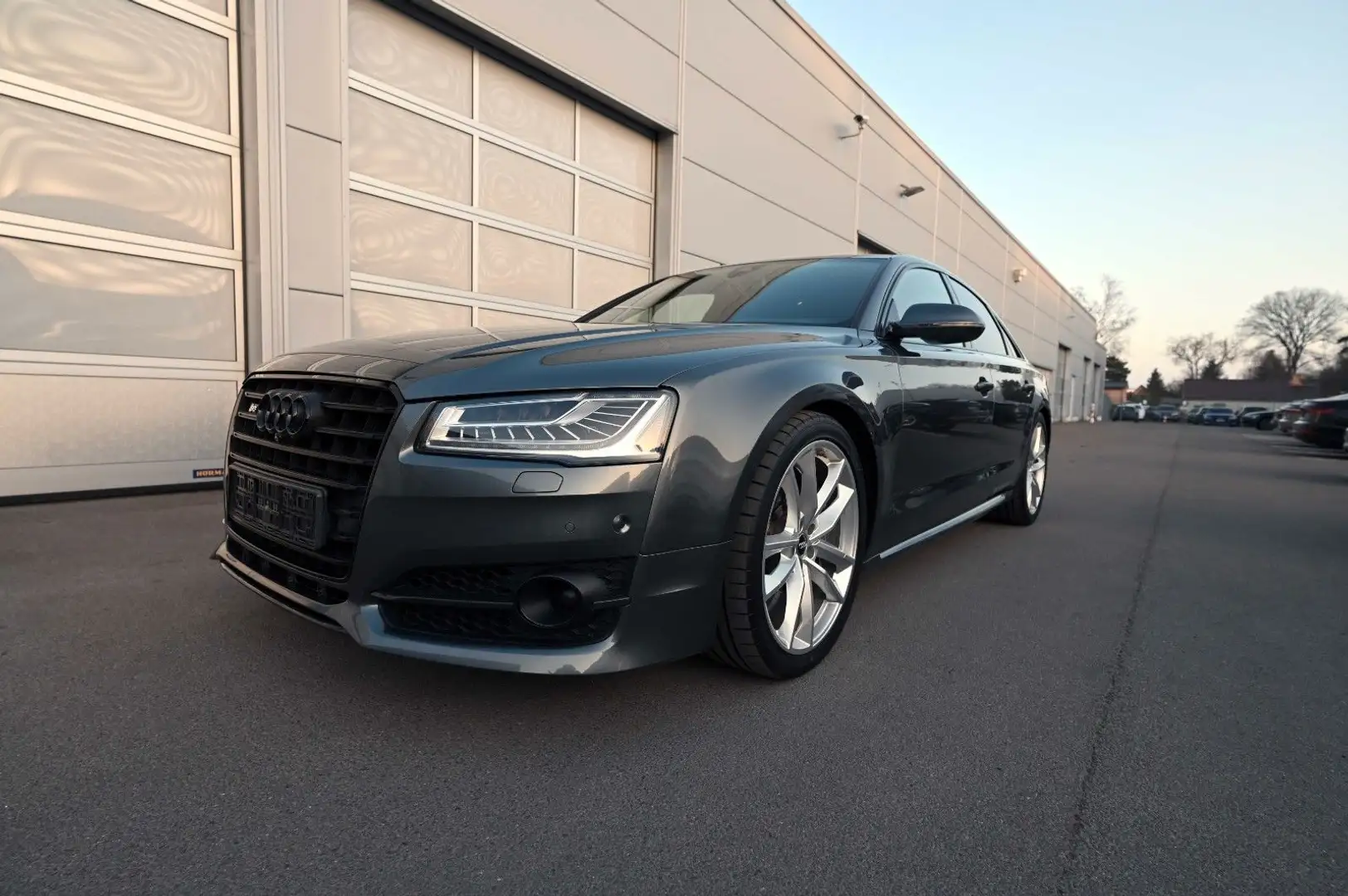 Audi S8 4.0 TFSI quattro plus +  *Tarnkappenbomber* Grau - 2