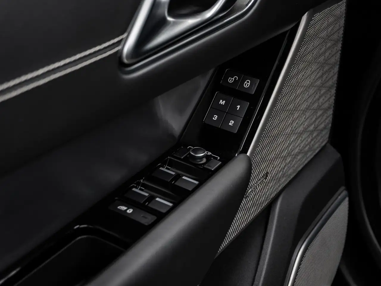 Land Rover Range Rover Velar photo Land Rover Range Rover Velar