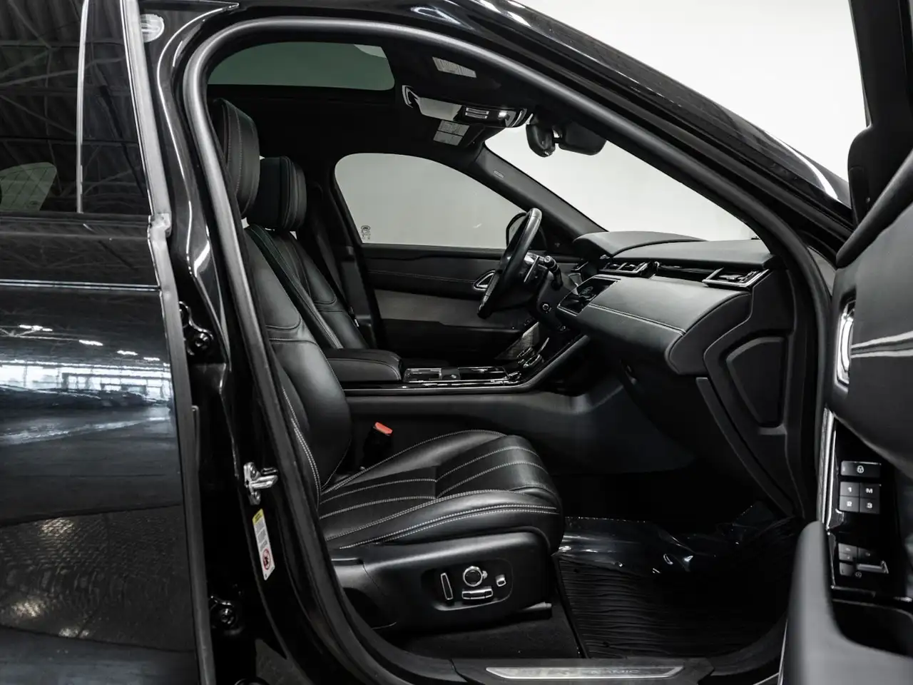 Land Rover Range Rover Velar photo Land Rover Range Rover Velar