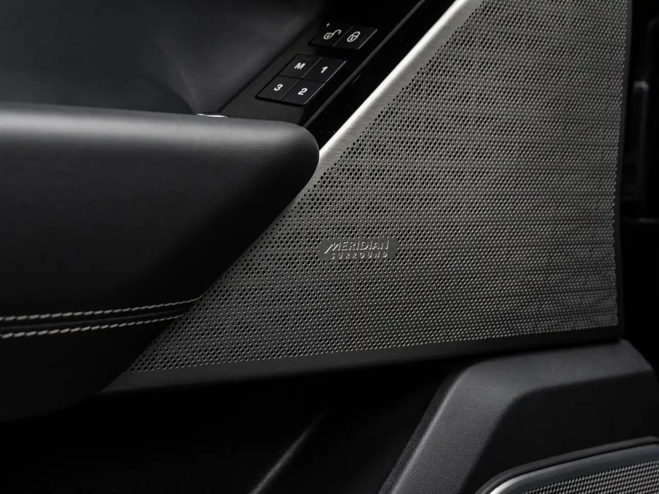 Land Rover Range Rover Velar photo Land Rover Range Rover Velar