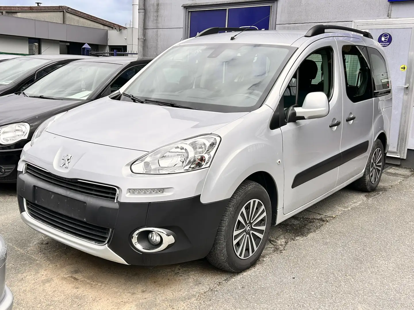 Peugeot Partner 1.6i Combi Plus problème joint de culasse Gris - 1