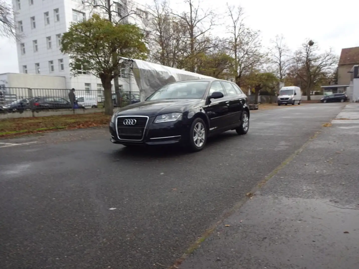 Audi A3 Sportback 1.6 Attraction Schwarz - 1