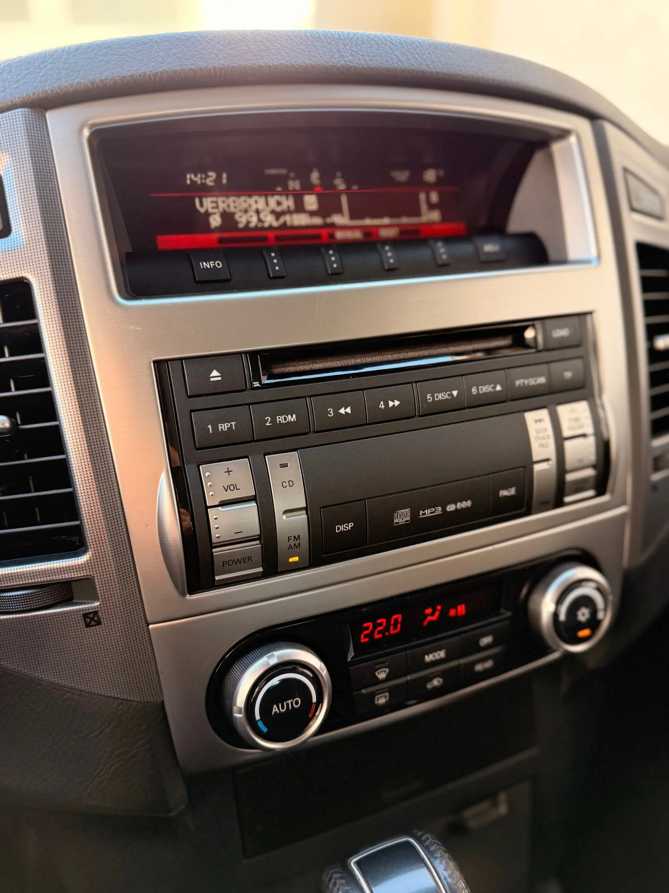 Mitsubishi Pajero 5-T 3.2 DI-D Intense AT #Xenon+SHZ+RFK# — photo 15