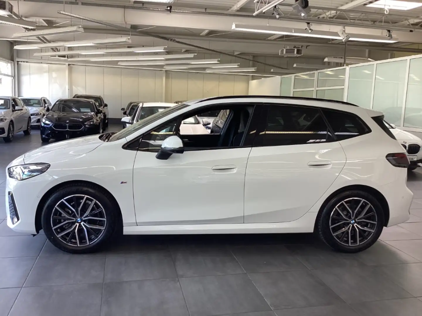 BMW 220 Active Tourer i A M Sport 18'' HUD AD Navi LED HiF Blanc - 2