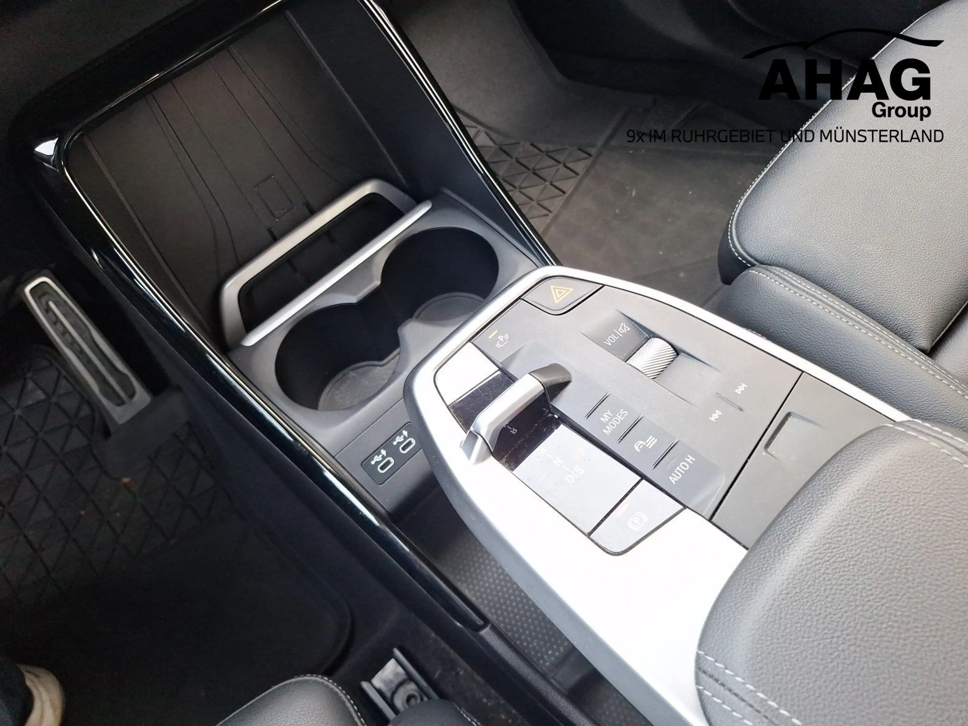 BMW 223 i Active Tourer — photo 12