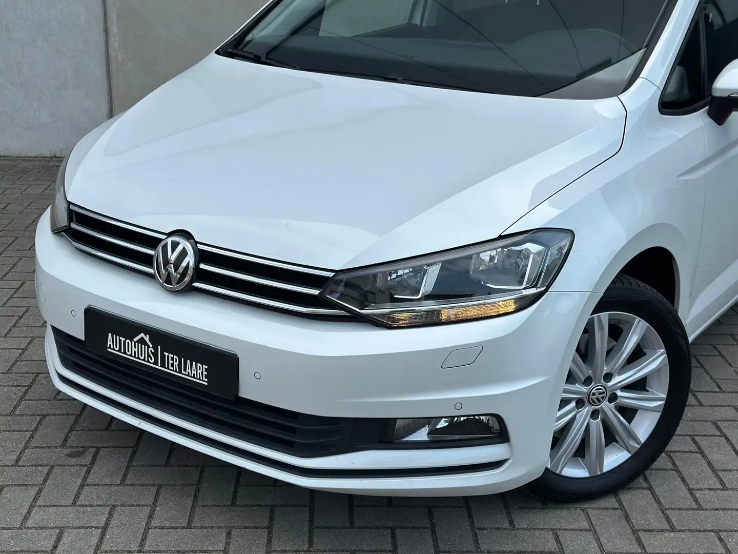 Volkswagen Touran 1.2 TSI Highline 7P Carplay ACC Trekh Climate Weiß - 2