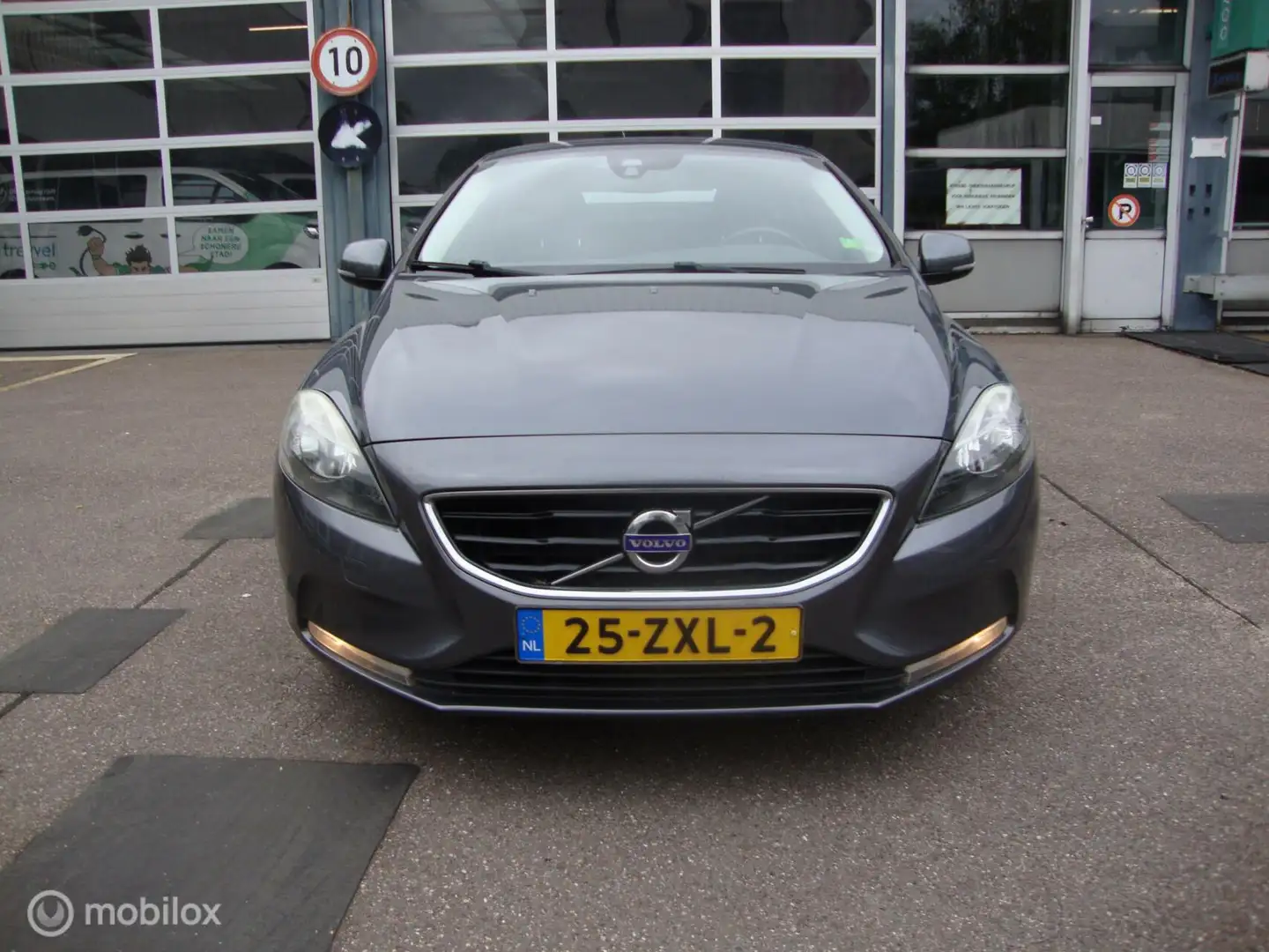 Volvo V40 1.6 T3 Momentum zeer nette en volledig onderhouden Grijs - 2