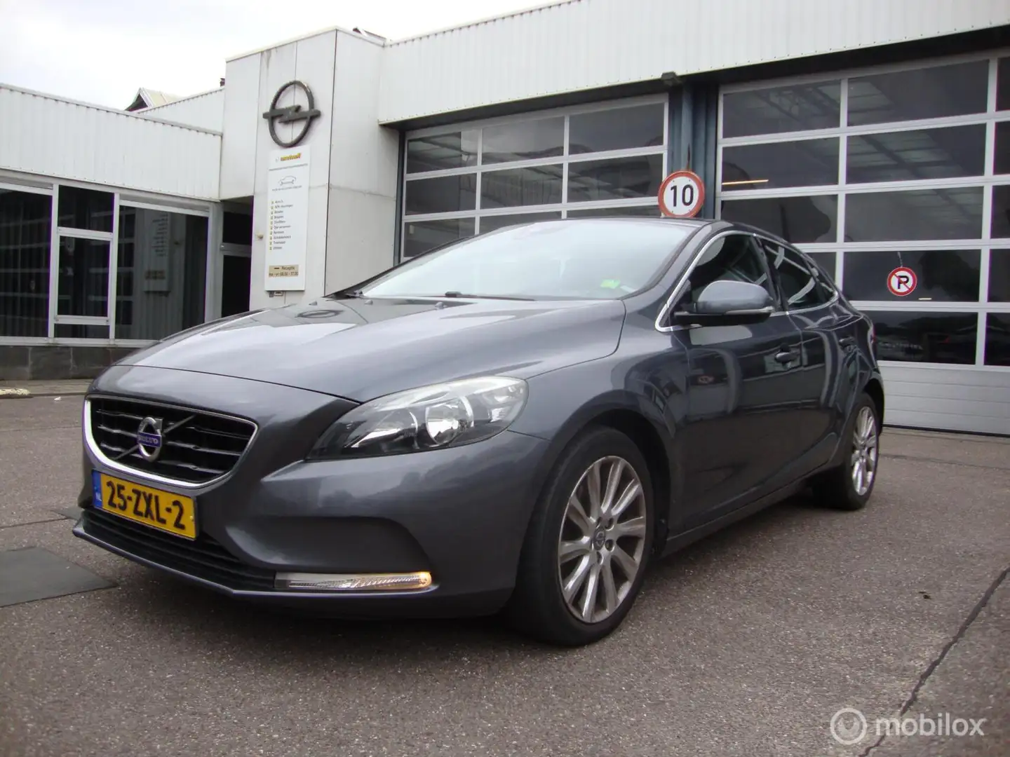 Volvo V40 1.6 T3 Momentum zeer nette en volledig onderhouden Grijs - 1