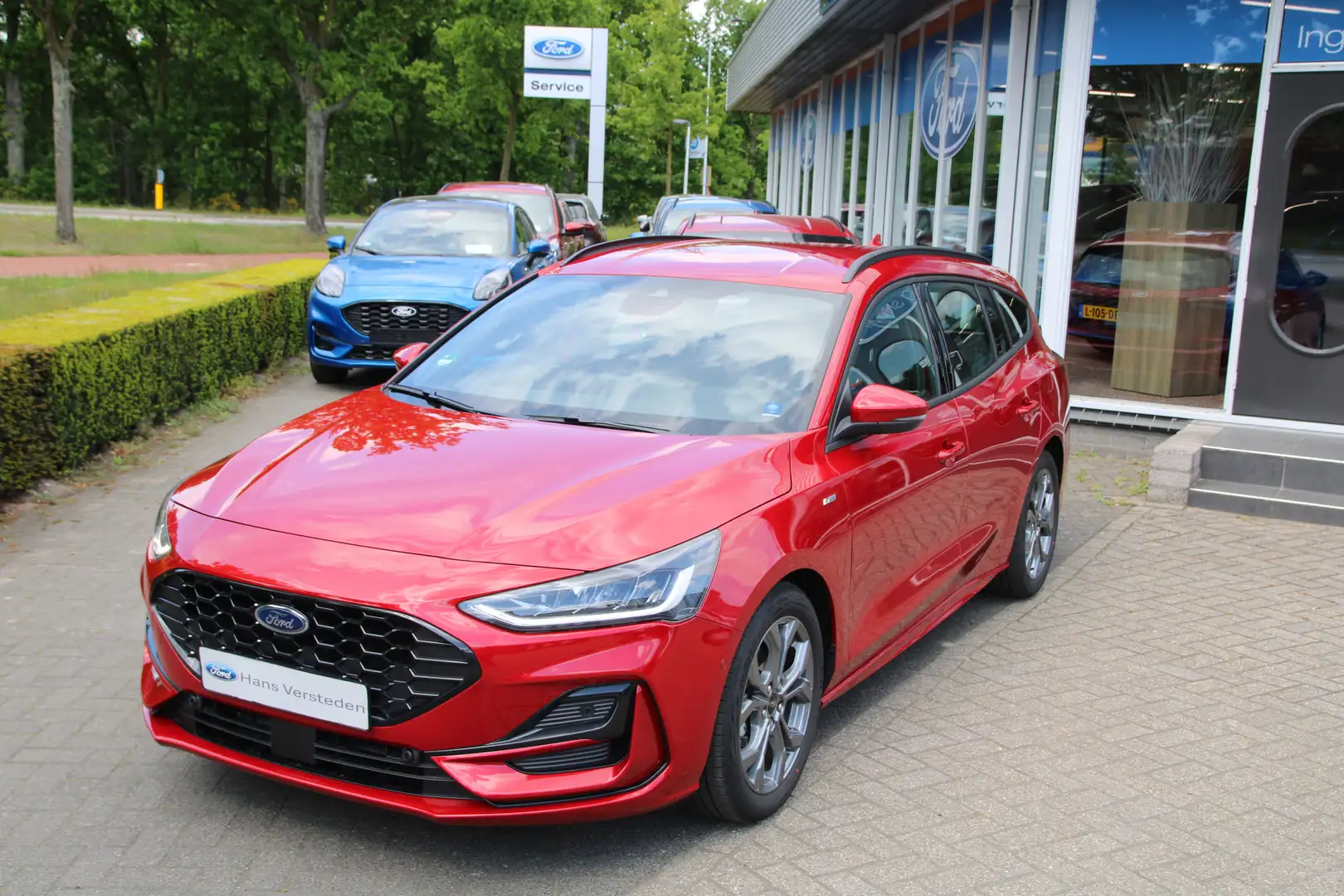 Ford Focus Wagon 1.0 EcoBoost 155 PK Hybrid AUTOMAAT ST-Line Rood - 1