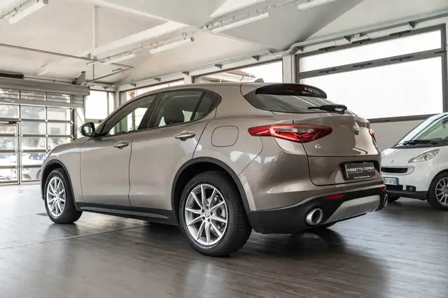 Alfa Romeo Stelvio view 4
