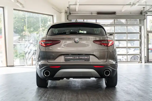 Alfa Romeo Stelvio view 5