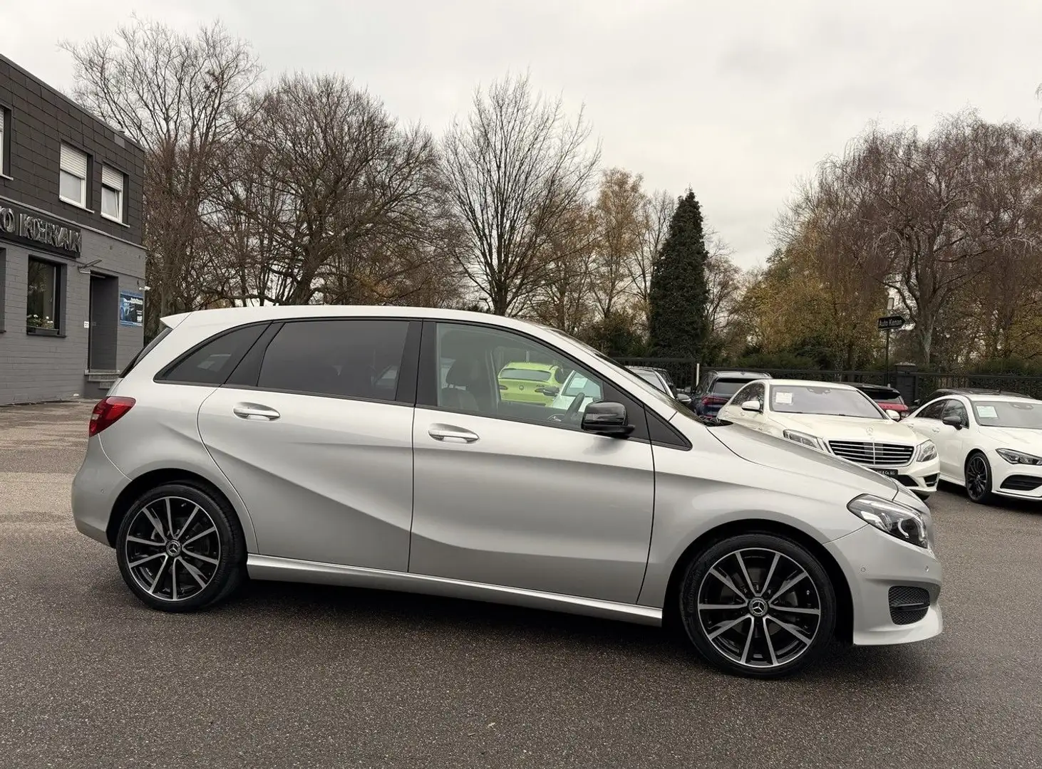 Mercedes-Benz B 180 Urban LED/Navi/Night/Leder/18/NUR30TKM/TOP Silber - 2