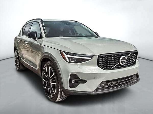 2024 Volvo XC40 B5 ULTIMATE AWD DARK THEME