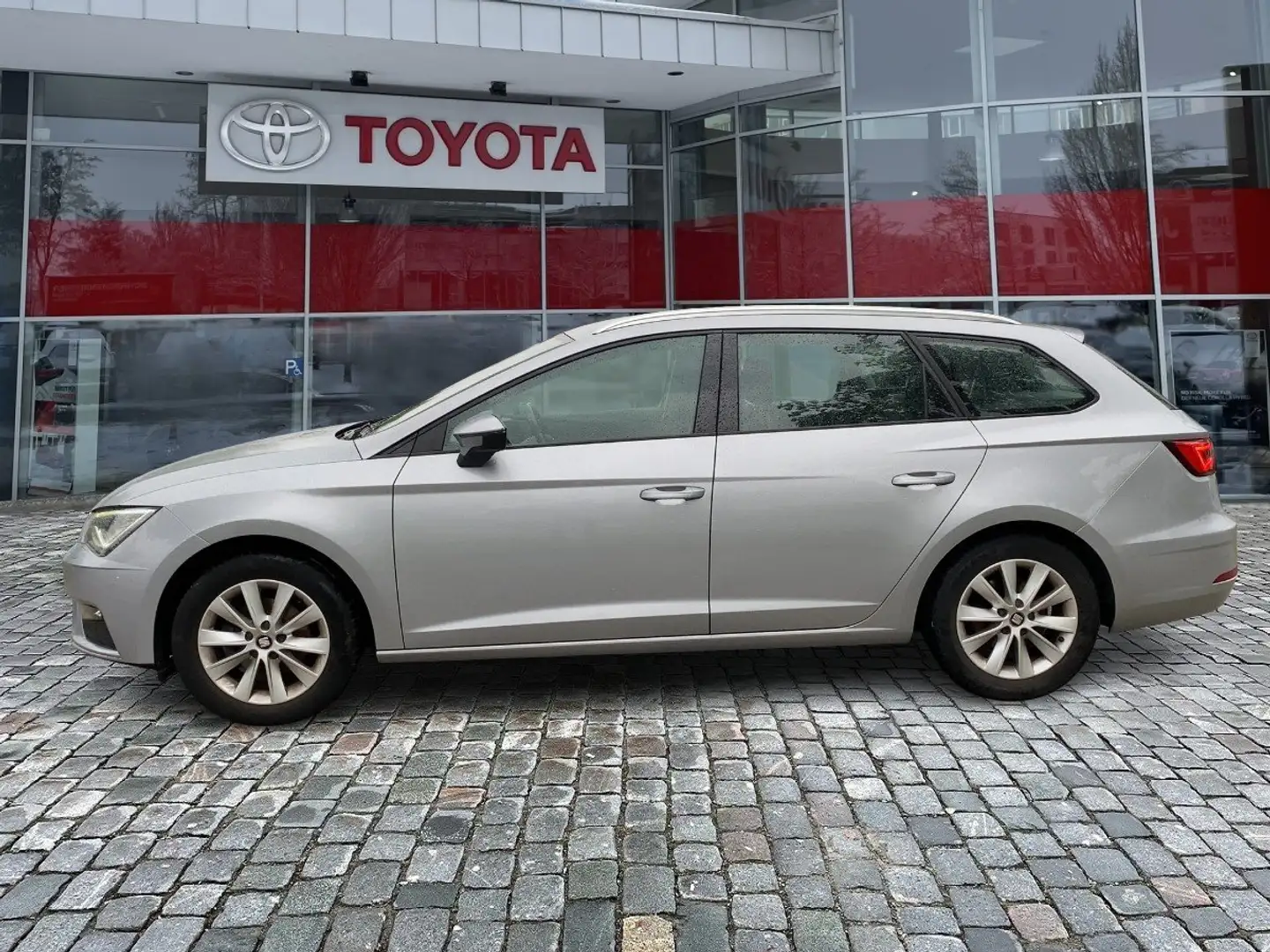 SEAT Leon 1.0 TSI ST Style LED W-Paket elSitz Navi Zilver - 2