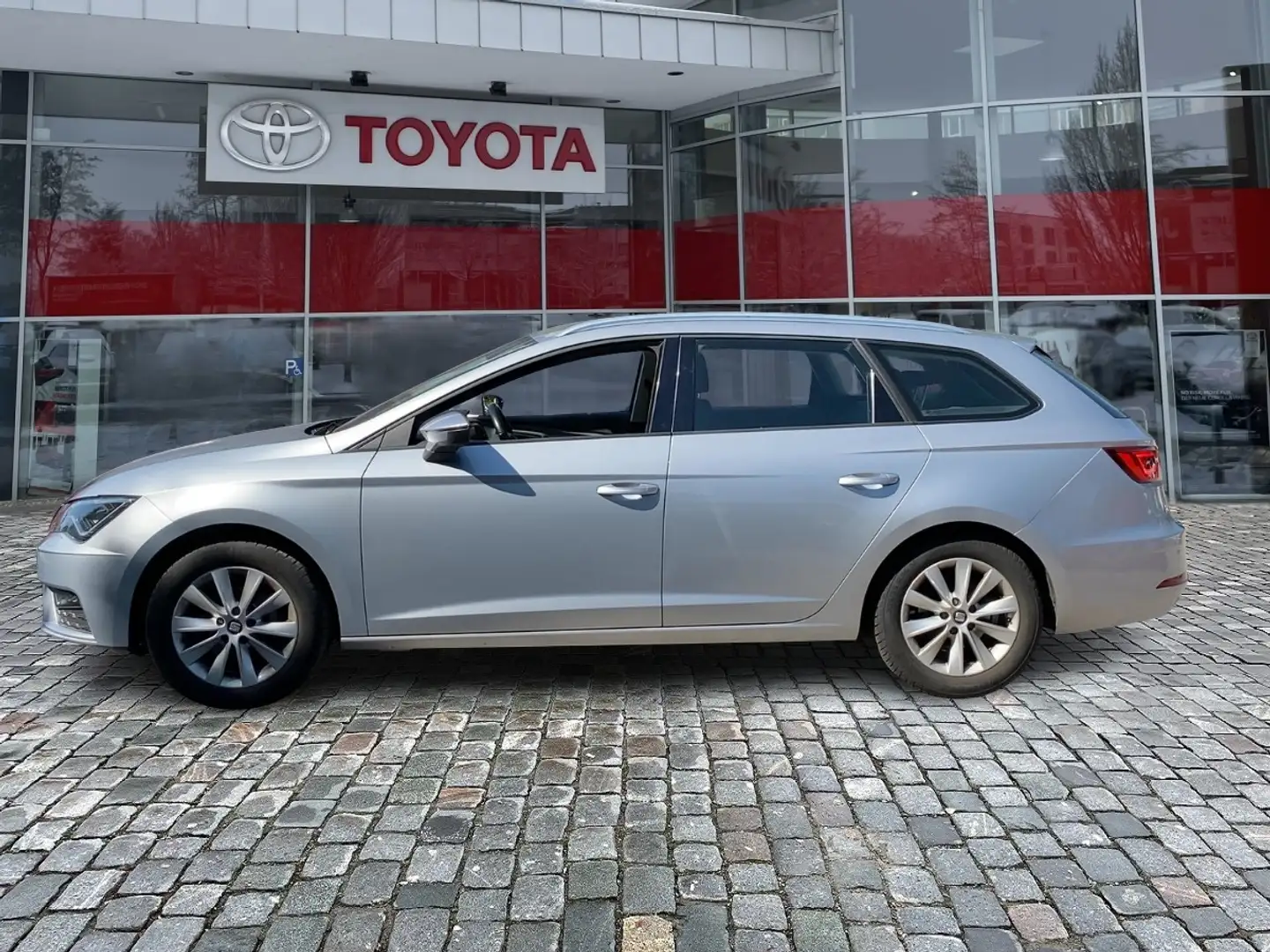 SEAT Leon 1.0 TSI ST Style LED W-Paket elSitz Navi Zilver - 2