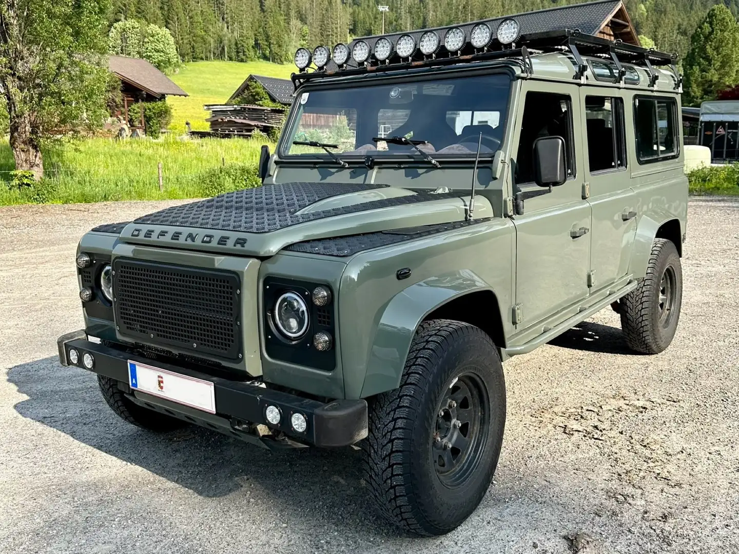 Land Rover Defender 110" Station Wagon S 2,4 TD zelena - 1