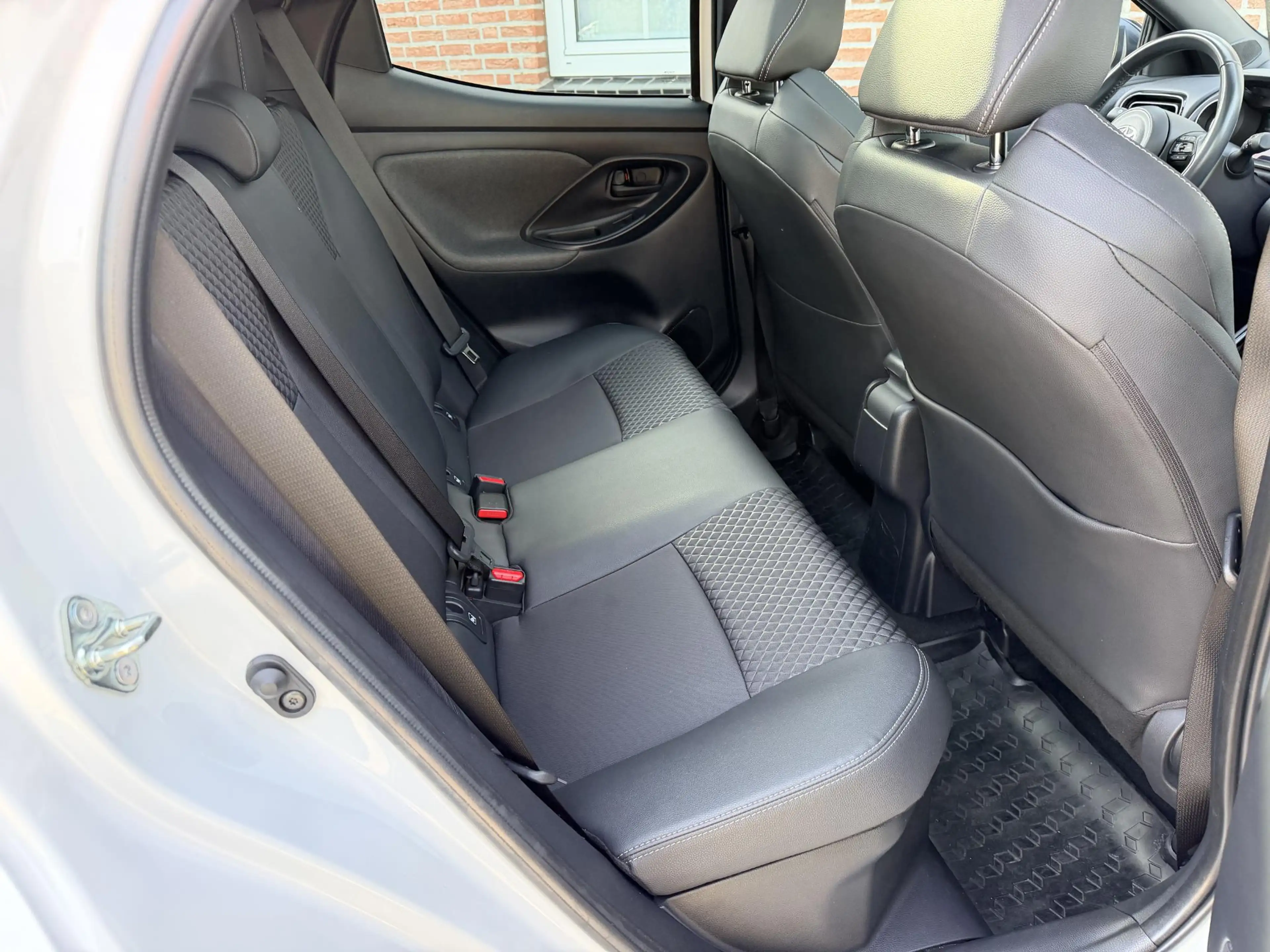 Toyota Yaris 1.5 Hybrid Executive Bi-Tone *Panoramadak*Head-up* — photo 8
