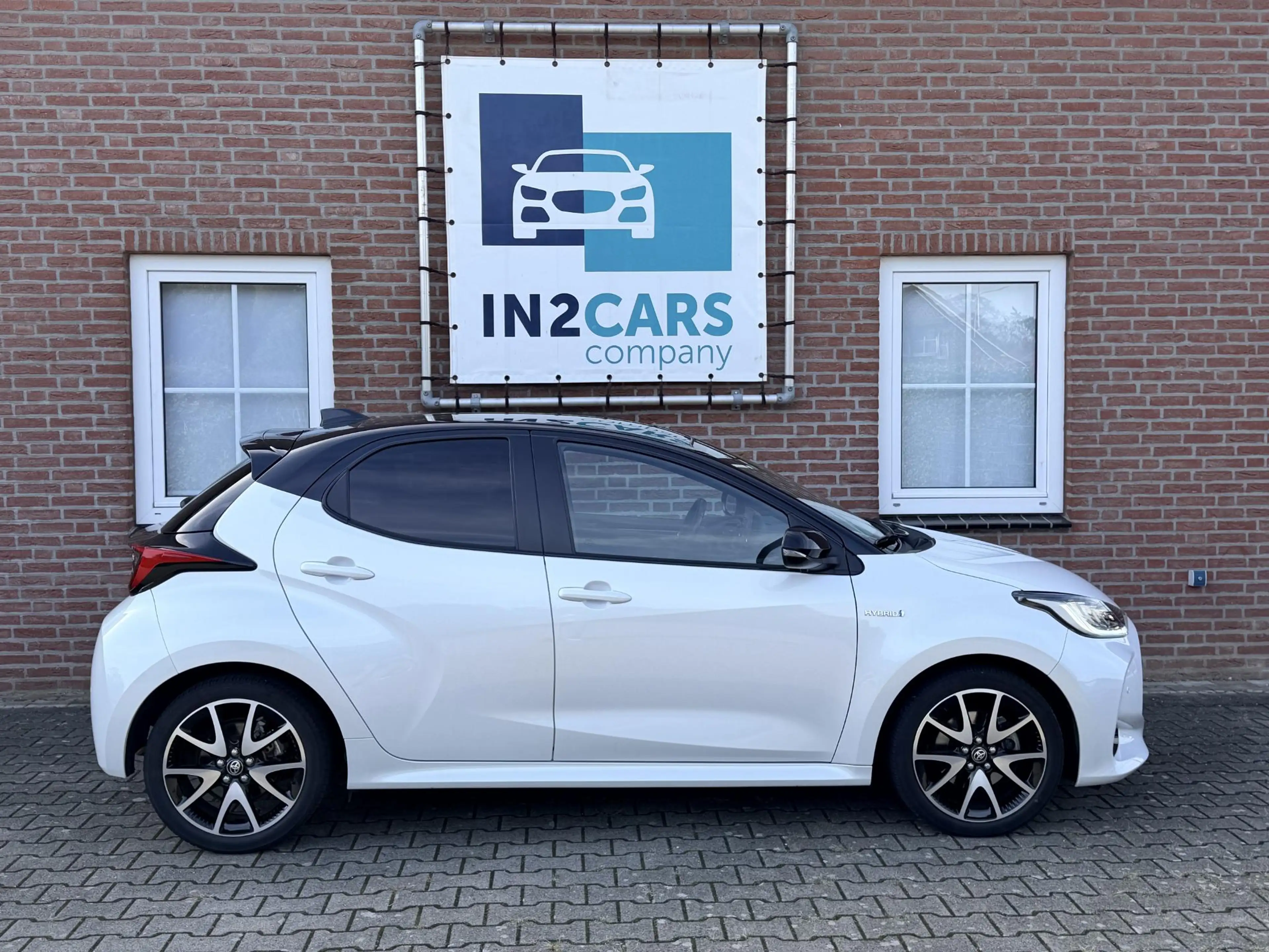 Toyota Yaris 1.5 Hybrid Executive Bi-Tone *Panoramadak*Head-up* — photo 4