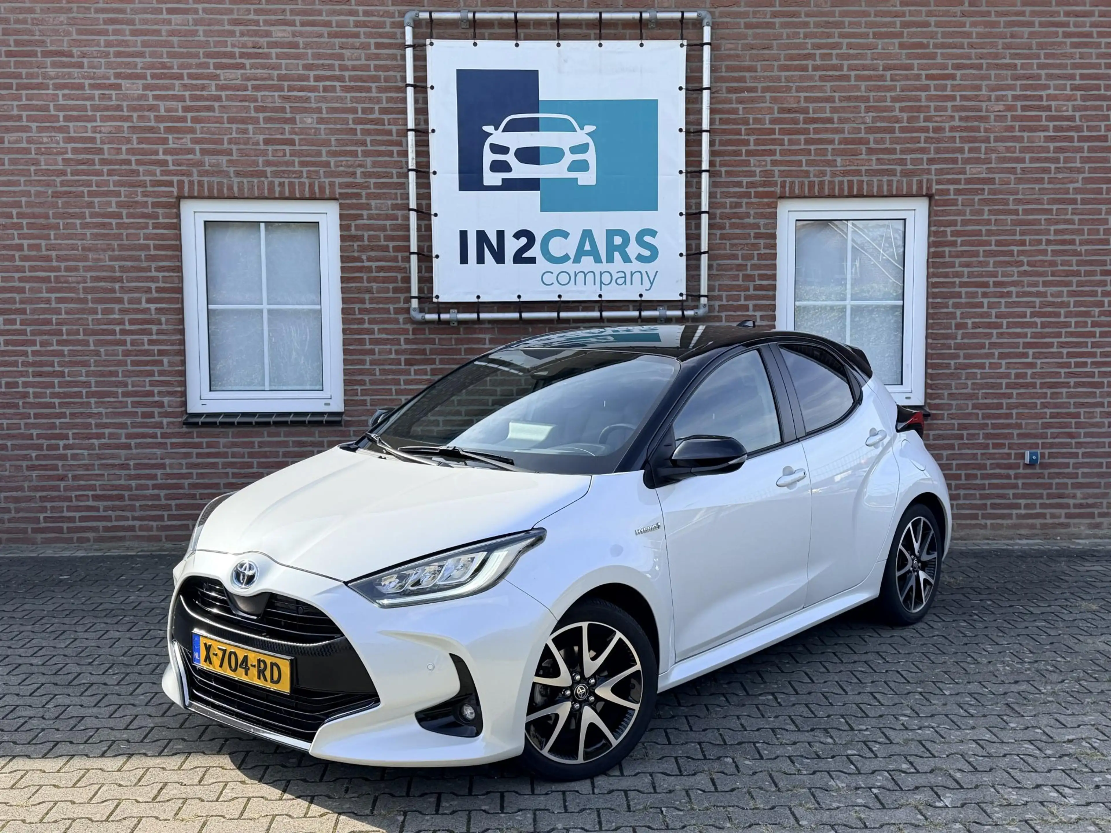 Toyota Yaris 1.5 Hybrid Executive Bi-Tone *Panoramadak*Head-up* — photo 2