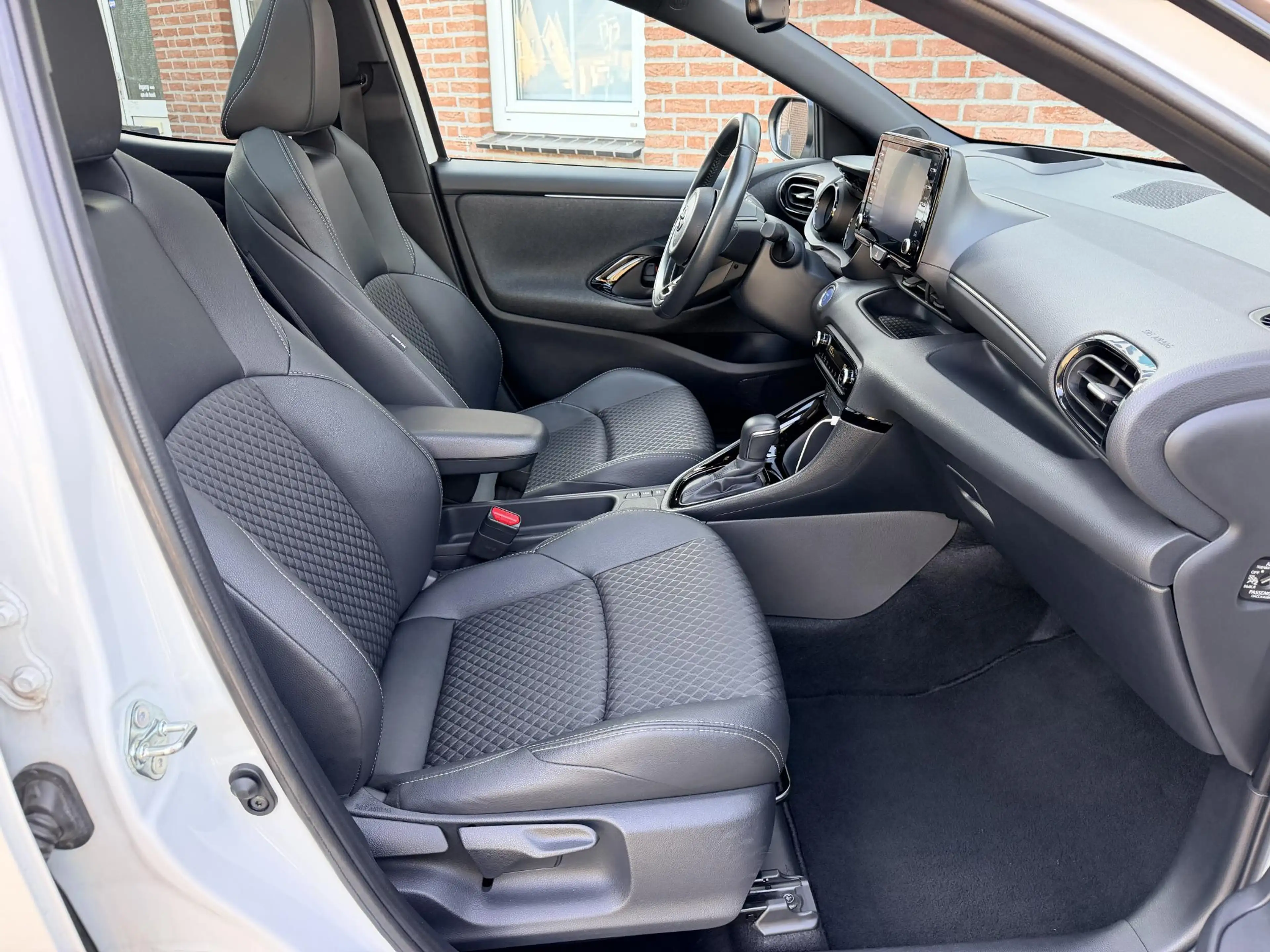 Toyota Yaris 1.5 Hybrid Executive Bi-Tone *Panoramadak*Head-up* — photo 7