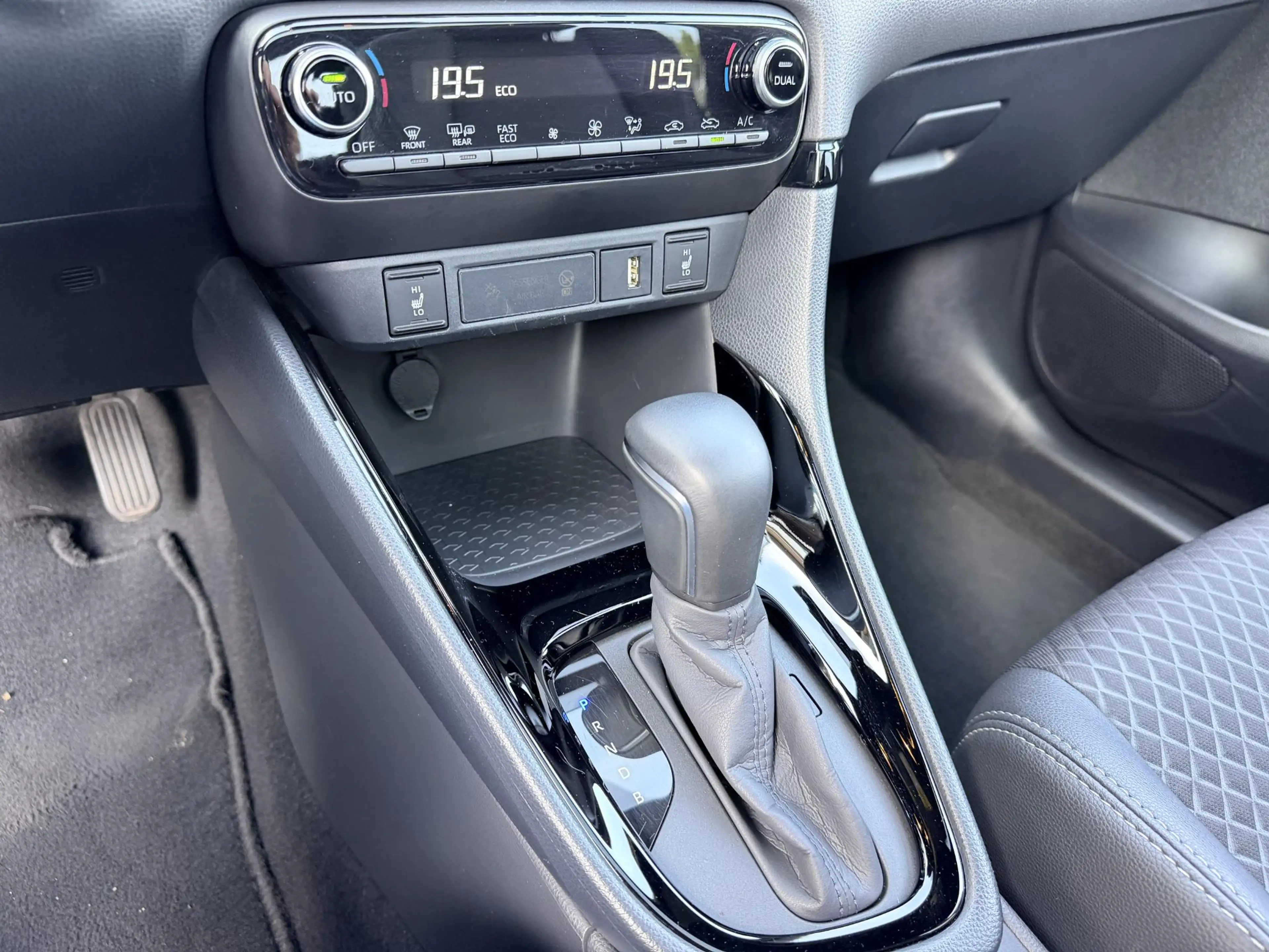 Toyota Yaris 1.5 Hybrid Executive Bi-Tone *Panoramadak*Head-up* — photo 14