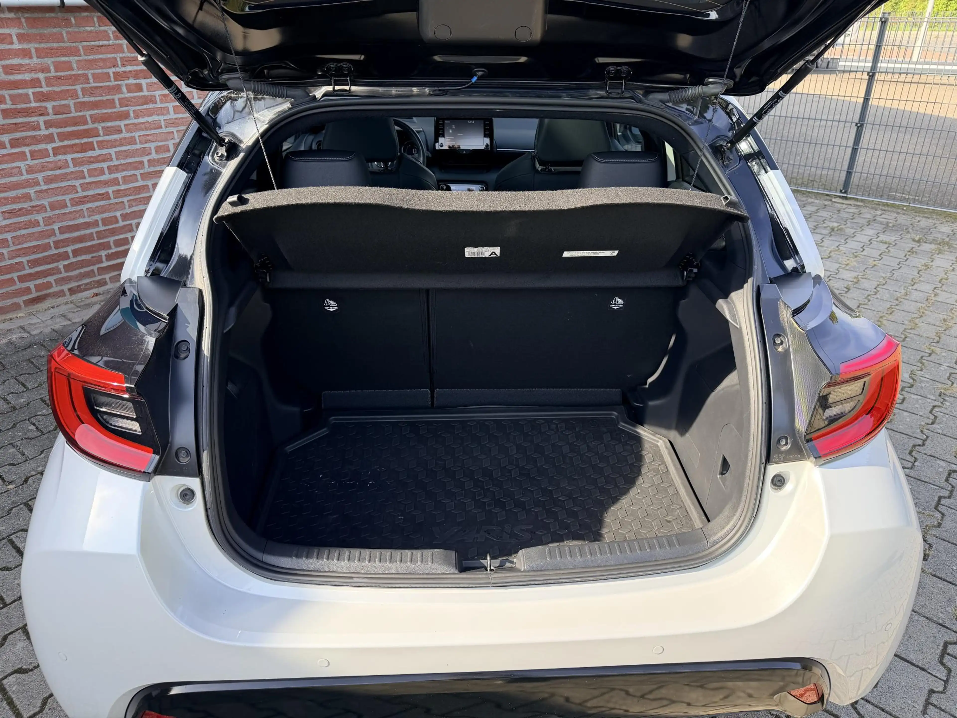 Toyota Yaris 1.5 Hybrid Executive Bi-Tone *Panoramadak*Head-up* — photo 9