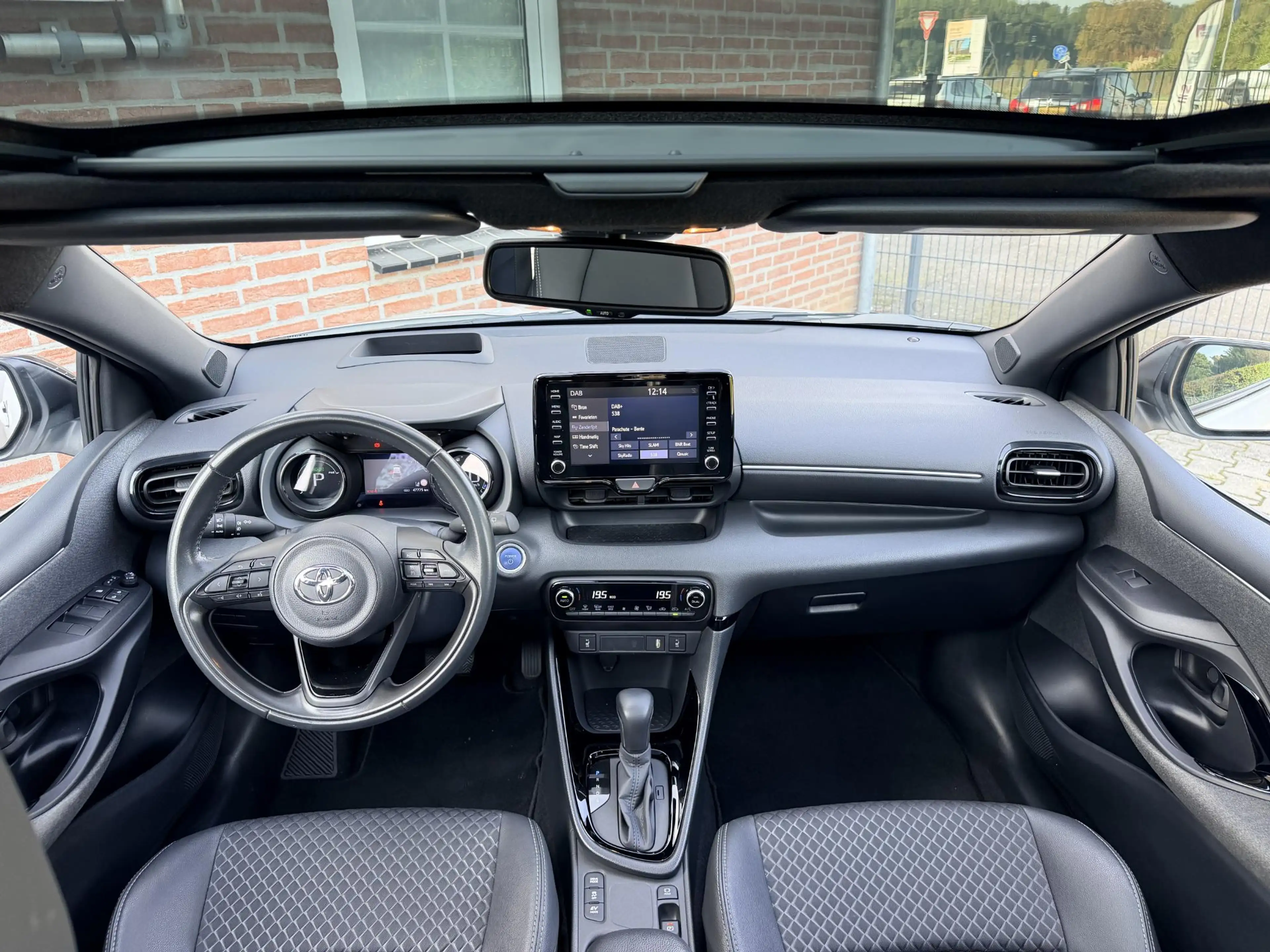 Toyota Yaris 1.5 Hybrid Executive Bi-Tone *Panoramadak*Head-up* — photo 6