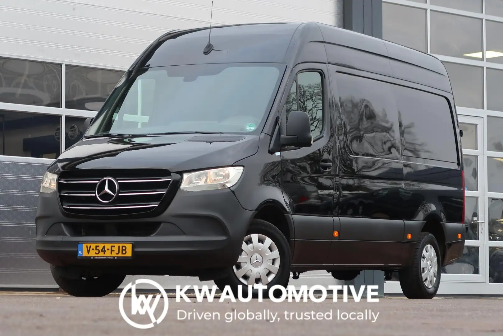 Mercedes-Benz Sprinter 317 CDI L2H2 AUT/ 3.5T/ CAMERA/ MBUX/ CRUISE/ AIRC Zwart - 1