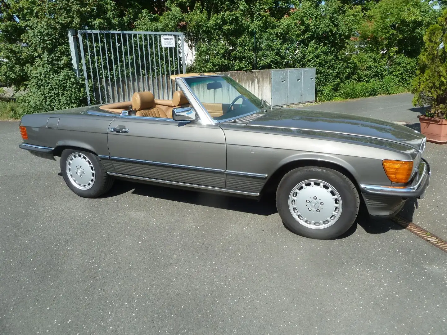 Mercedes-Benz SL 560 Šedá - 1