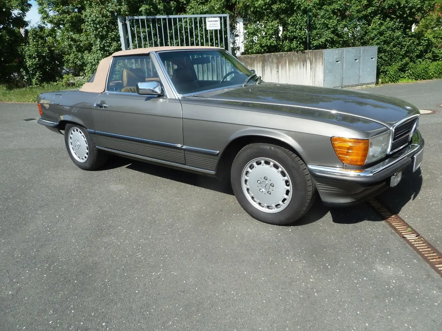 Mercedes-Benz SL 560 Šedá - 2