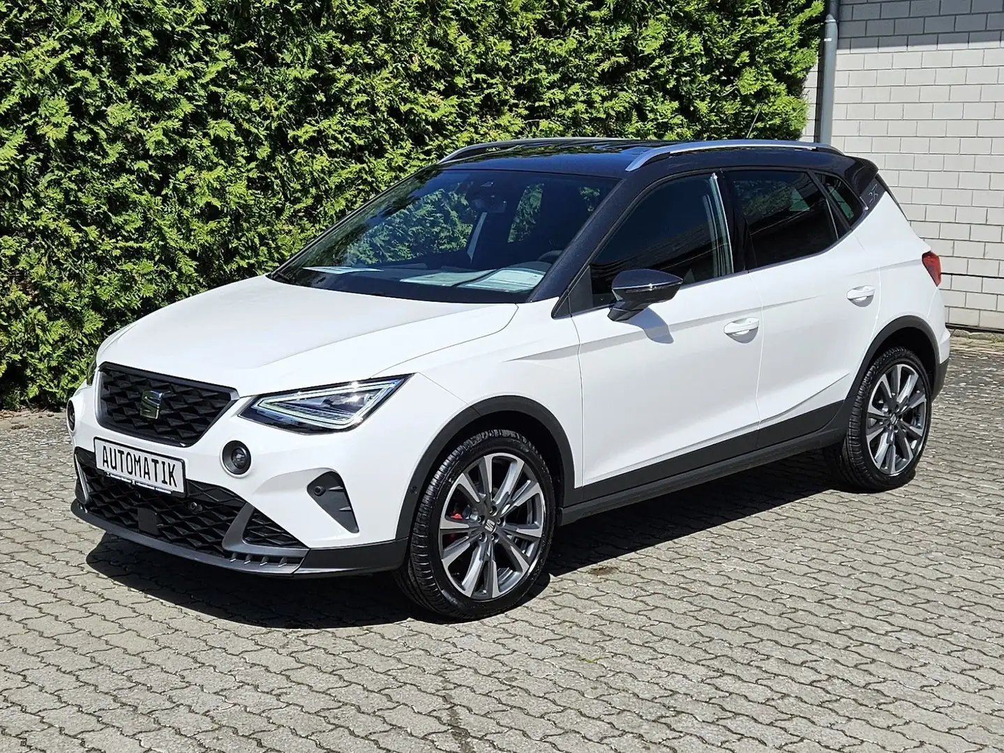 SEAT Arona 1.5 TSI DSG FR *ACC, Navi, Alarmanlage, Voll-LED* Wit - 1