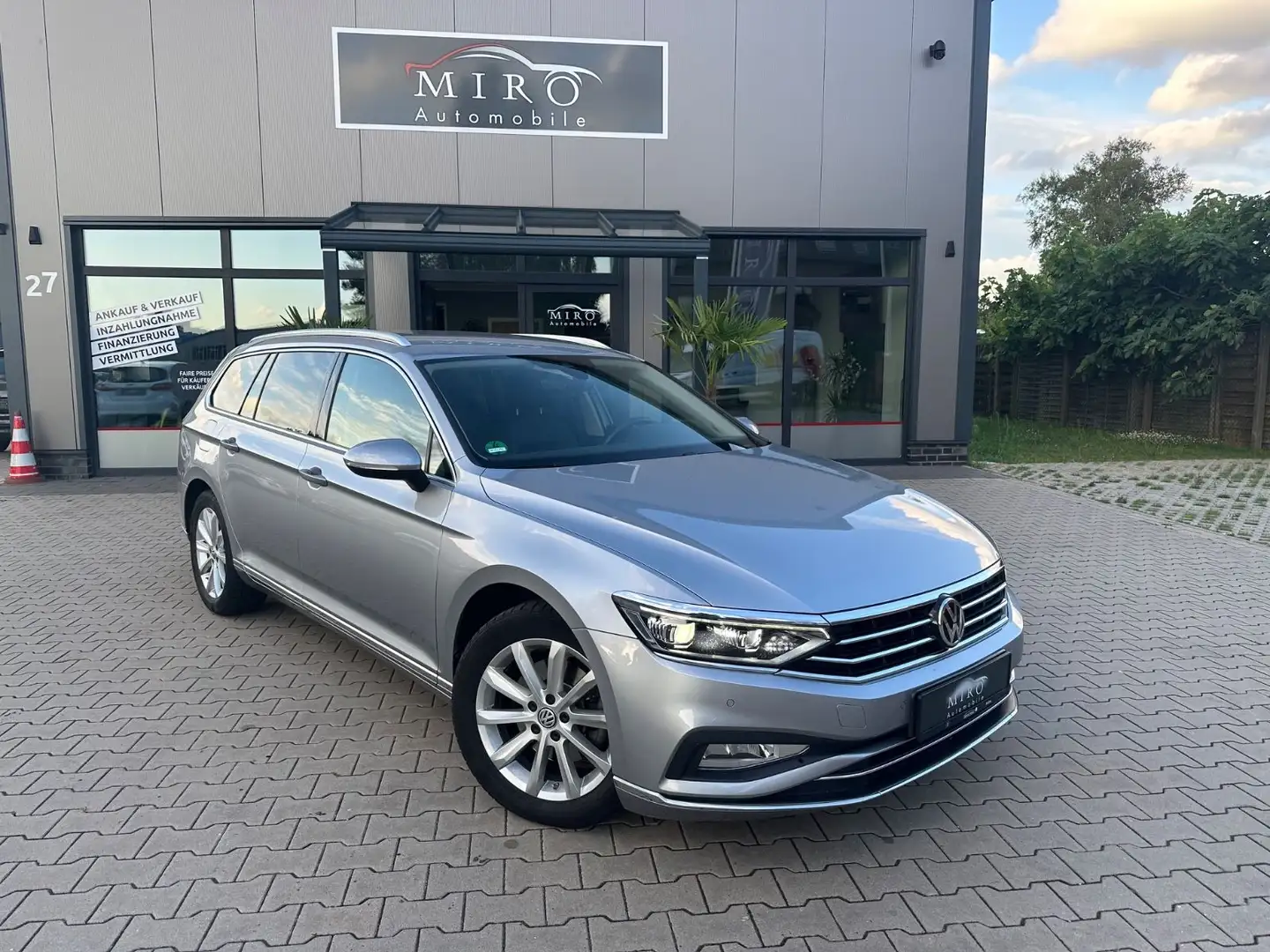 Volkswagen Passat Variant Elegance 2.0TDI Automatik/AHK Silber - 1