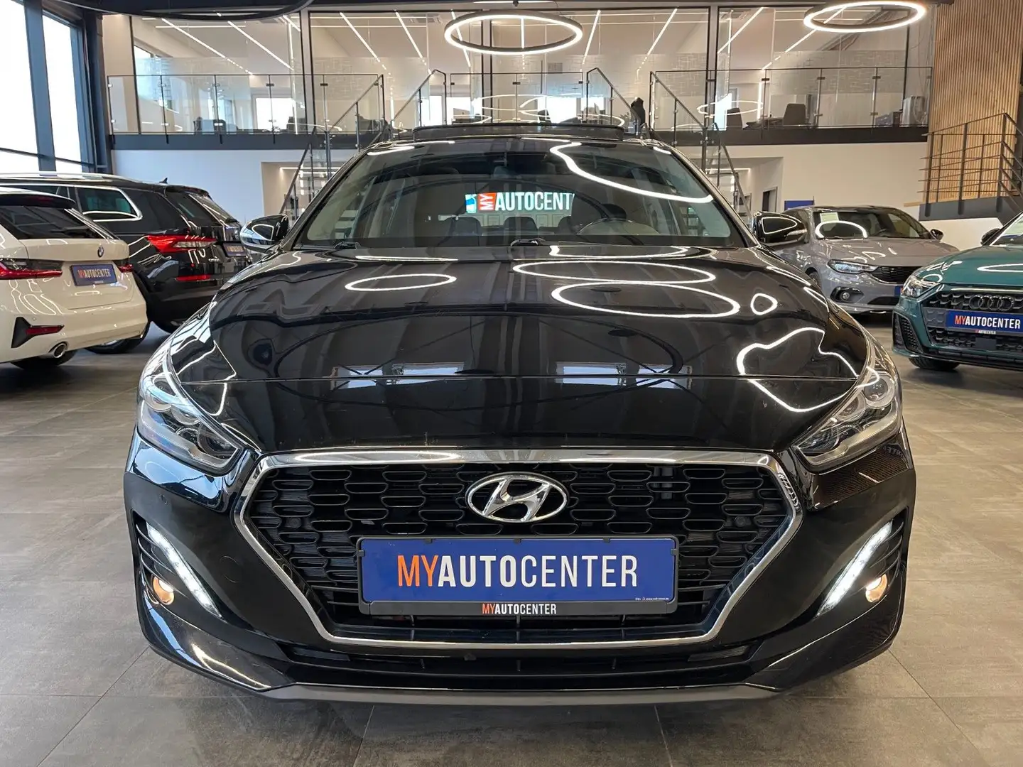 Hyundai i30 YES! Plus *PANO*AHK*KAMERA*NAVI*CARPLAY*TEMP Чорний - 2