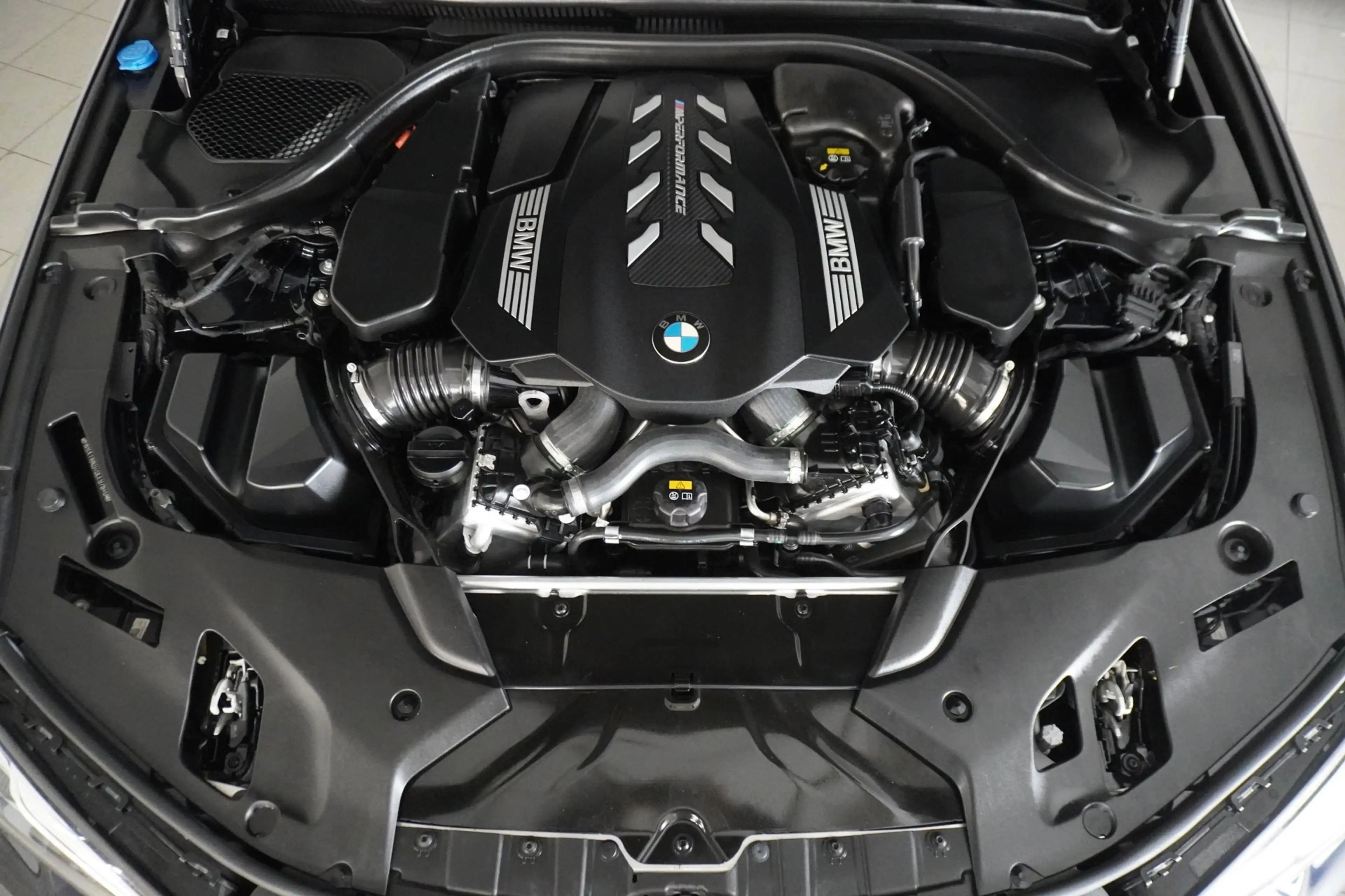 BMW M550 i xDrive — photo 2