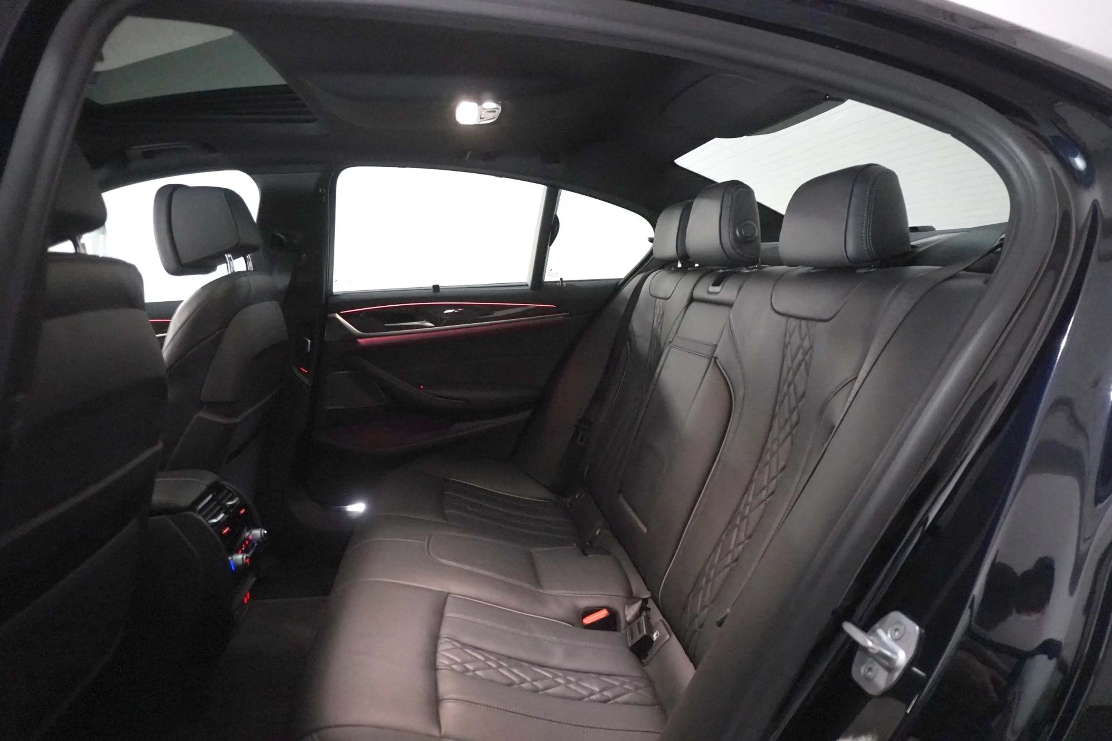 BMW M550 i xDrive — photo 9