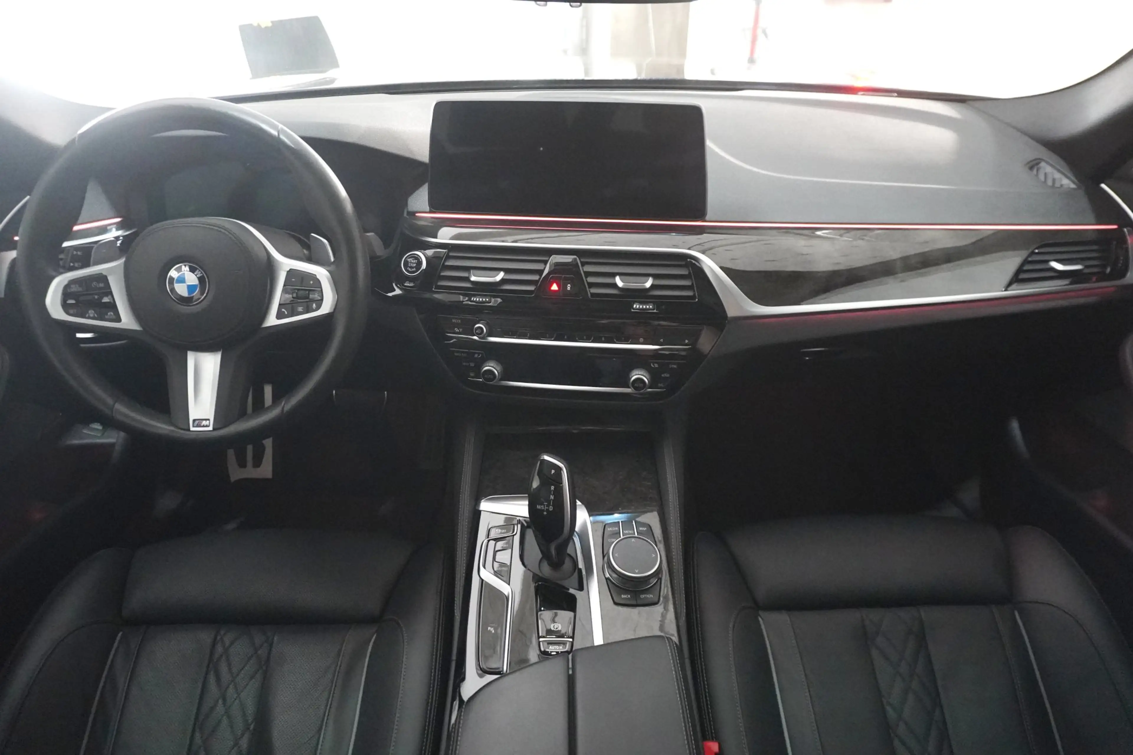 BMW M550 i xDrive — photo 11