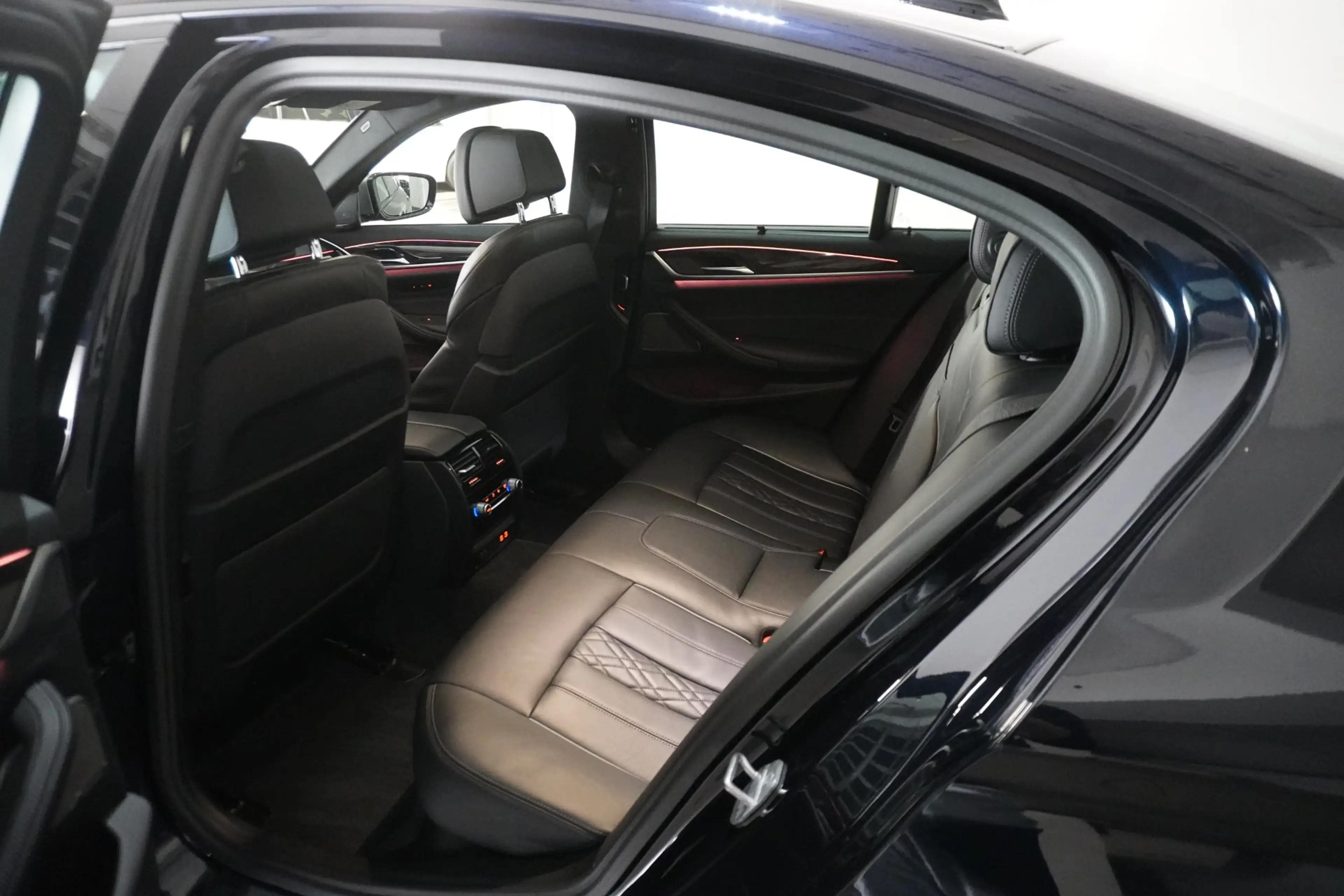 BMW M550 i xDrive — photo 8