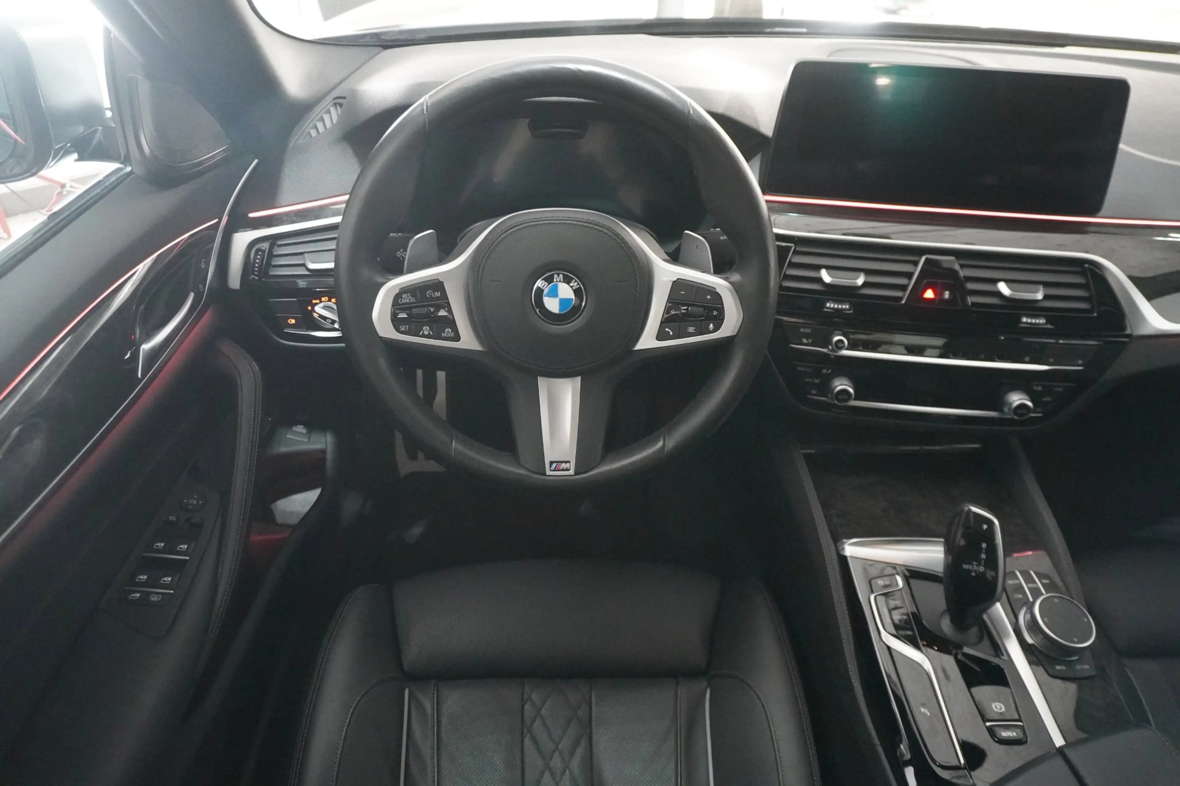 BMW M550 i xDrive — photo 10
