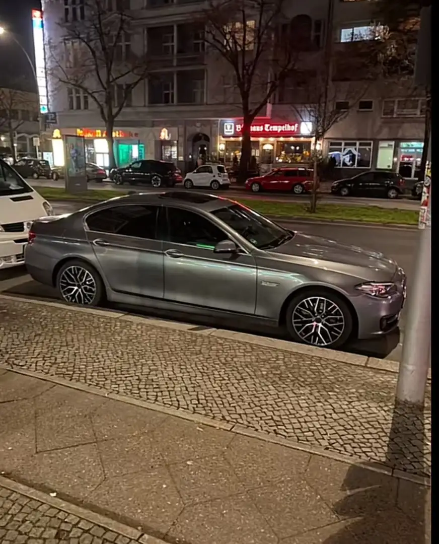 BMW 520 BMW F10 520d Facelift Grau - 1