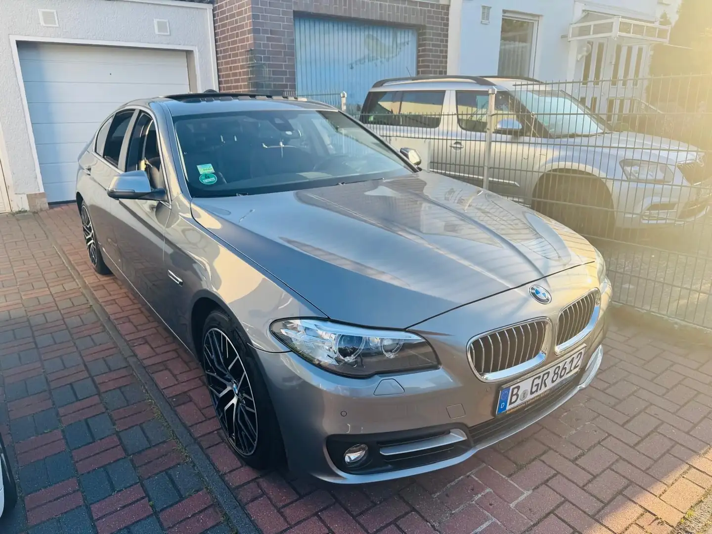 BMW 520 BMW F10 520d Facelift Grau - 2