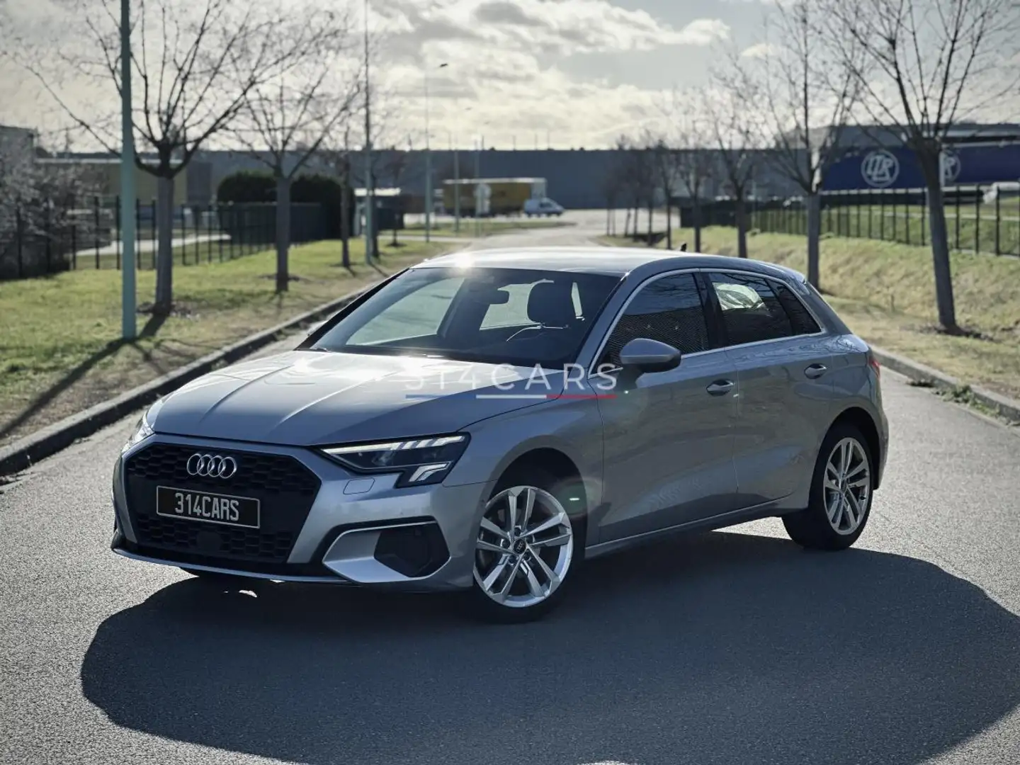 Audi A3 Sportback 2.0 35 TDI - 150 - BV S-Tronic 7  8Y SPO Grau - 1