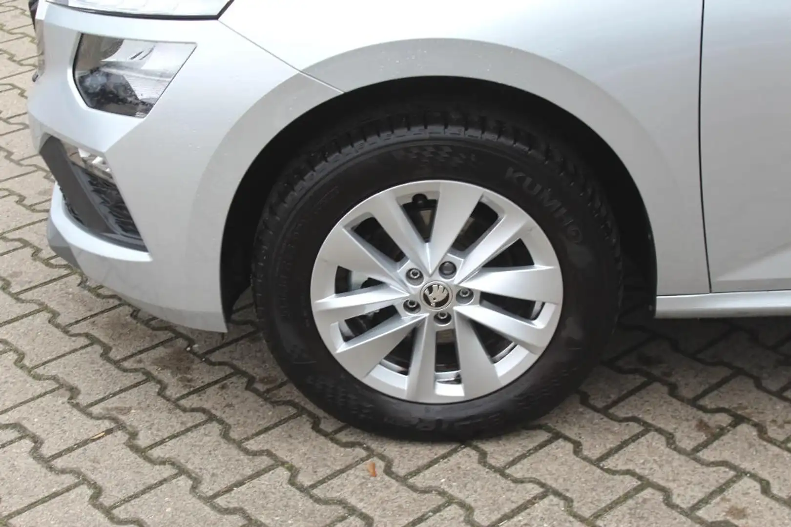 Skoda Kamiq Selection 1.0 TSI DSG ACC RFK S+LHZG Silber - 2