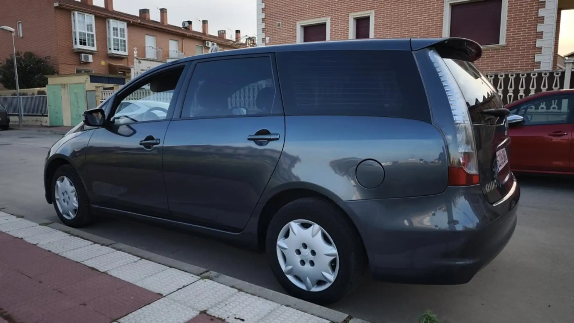 Mitsubishi Grandis 2.0DI-D Intense Gris - 2