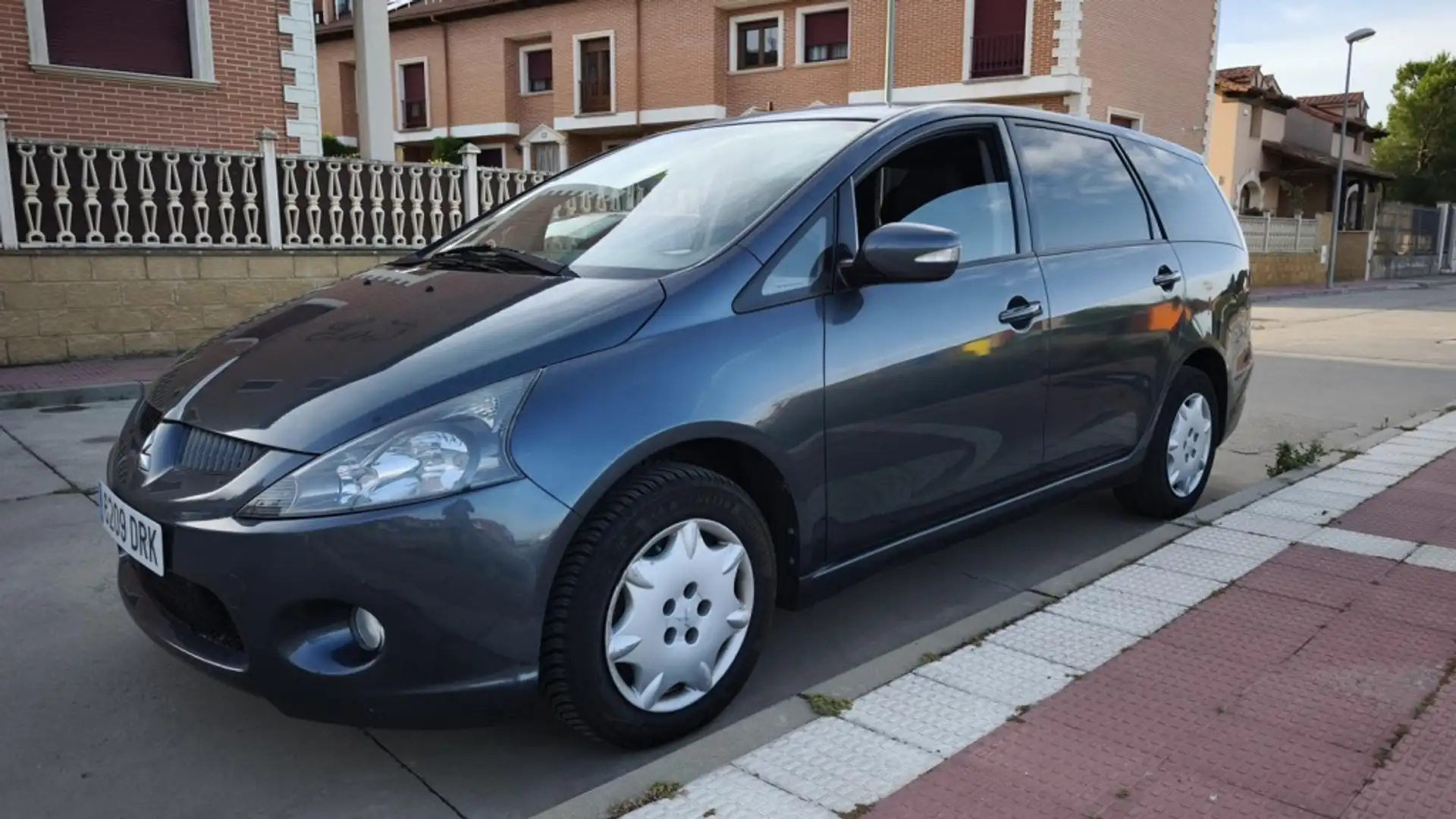 Mitsubishi Grandis 2.0DI-D Intense Gris - 1