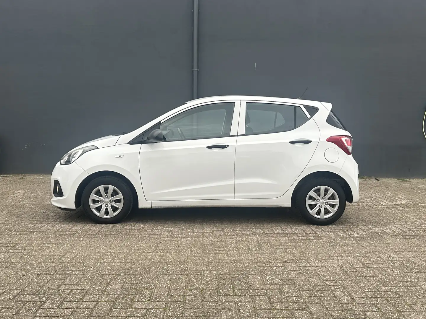 Hyundai i10 1.0i i-Drive Style NL Auto Wit - 2